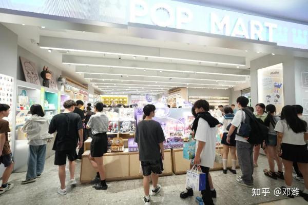 泰国公主拎爱马仕配Labubu！国产“Jellycat”，为什么火爆泰国？