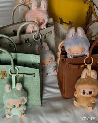 泰国公主拎爱马仕配Labubu！国产“Jellycat”，为什么火爆泰国？