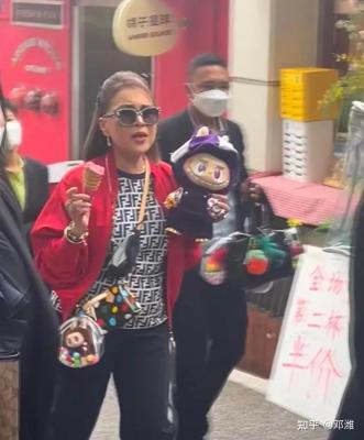泰国公主拎爱马仕配Labubu！国产“Jellycat”，为什么火爆泰国？