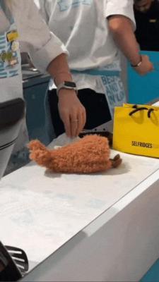 泰国公主拎爱马仕配Labubu！国产“Jellycat”，为什么火爆泰国？
