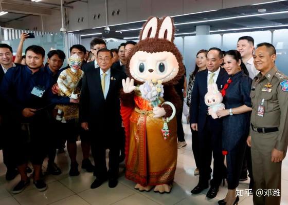 泰国公主拎爱马仕配Labubu！国产“Jellycat”，为什么火爆泰国？