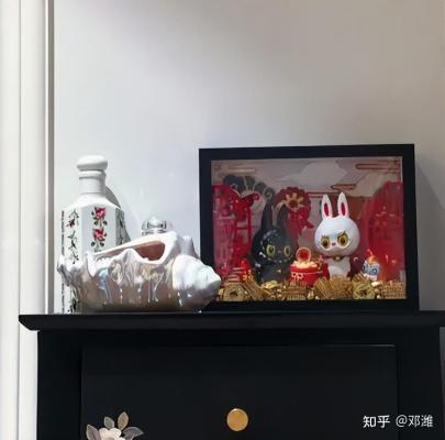 泰国公主拎爱马仕配Labubu！国产“Jellycat”，为什么火爆泰国？