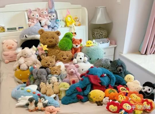 泰国公主拎爱马仕配Labubu！国产“Jellycat”，为什么火爆泰国？
