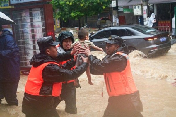 千名武警驰援榕江