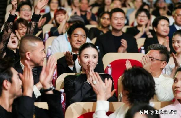 宋佳获奖感言封神，闫妮送花，关晓彤钟楚曦表情失控