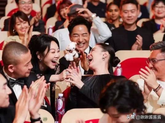 宋佳获奖感言封神，闫妮送花，关晓彤钟楚曦表情失控