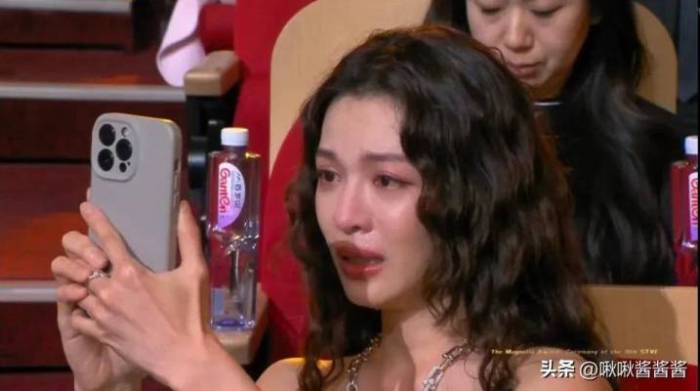 宋佳获奖感言封神，闫妮送花，关晓彤钟楚曦表情失控