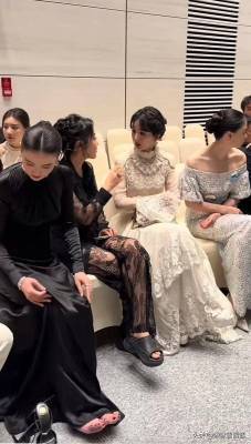 宋佳获奖感言封神，闫妮送花，关晓彤钟楚曦表情失控