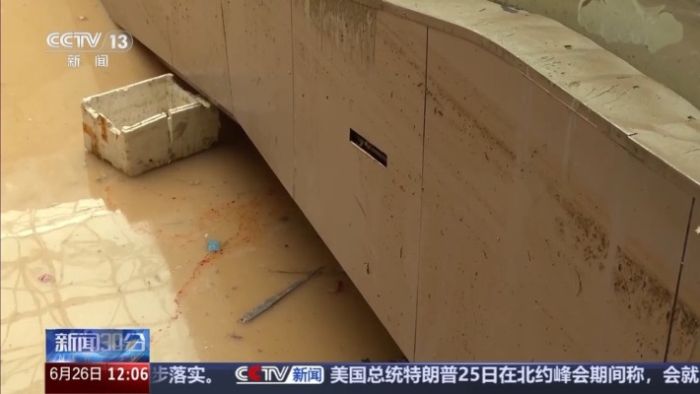 贵州榕江洪水退去,“村超”球场清淤进行中