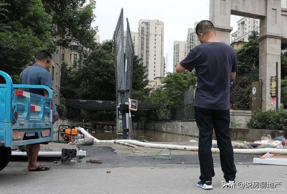 工人抽化粪池惊现三把砍刀