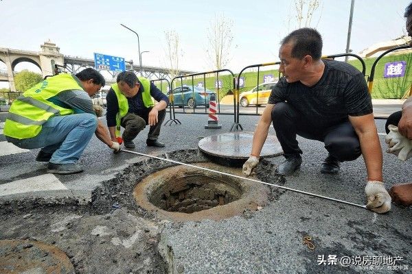 工人抽化粪池惊现三把砍刀