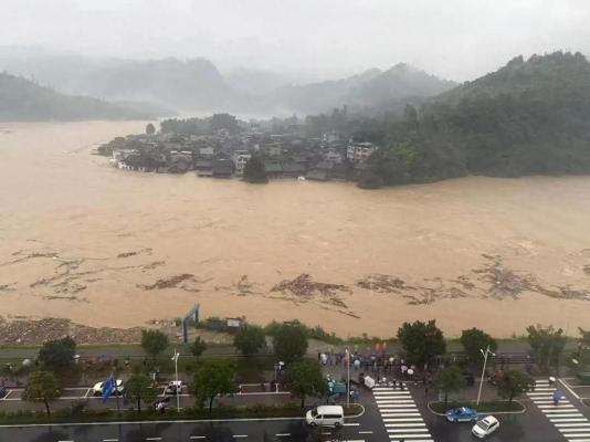 女子遇洪水冲入地库，游泳成功脱险