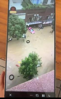 女子遇洪水冲入地库，游泳成功脱险