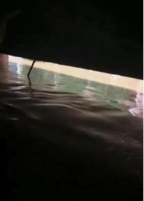 女子遇洪水冲入地库，游泳成功脱险