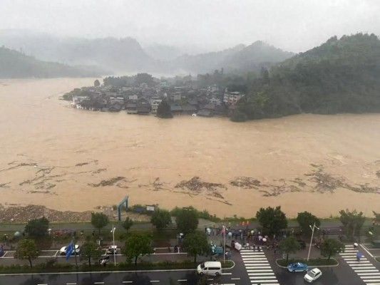 女子遭洪水冲入地库，安全引关注