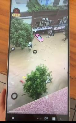 女子遭洪水冲入地库，安全引关注