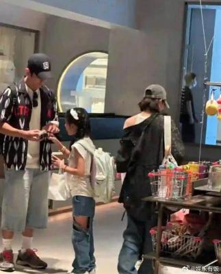 贾静雯修杰楷携娃现身成都商场