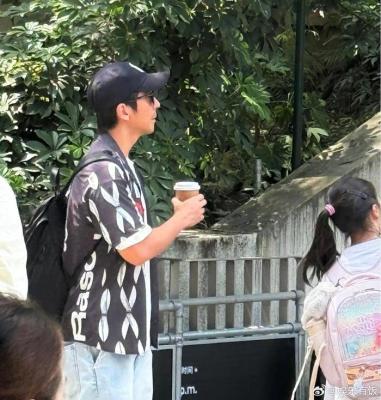 贾静雯修杰楷携娃现身成都商场