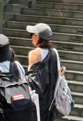 贾静雯修杰楷携娃现身成都商场