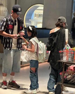 贾静雯修杰楷携娃现身成都商场
