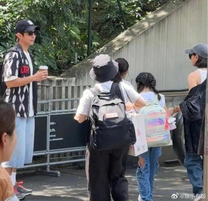 贾静雯修杰楷携娃现身成都商场