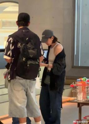 贾静雯修杰楷携娃现身成都商场