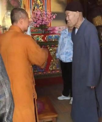 五台山僧人扔米被劝返