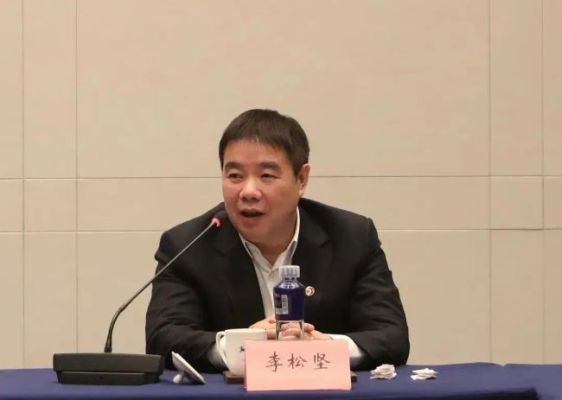 地产大亨家族风波再起，清华学霸儿子公开炮轰