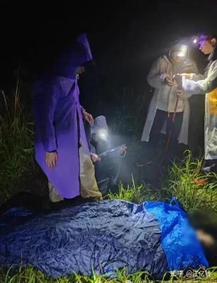 女生穿吊带爬武功山遇难，真相曝光引争议