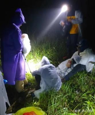 女生穿吊带爬武功山遇难，真相曝光引争议