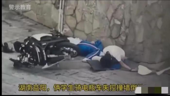 初中生改装摩托超速撞墙身亡