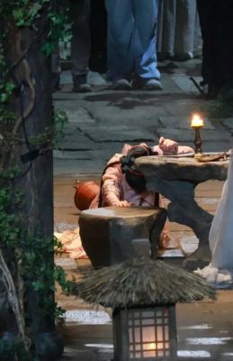 鞠婧祎片场意外摔倒受伤