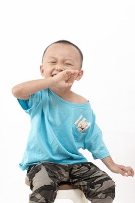 高速上妈妈暴打孩子引争议