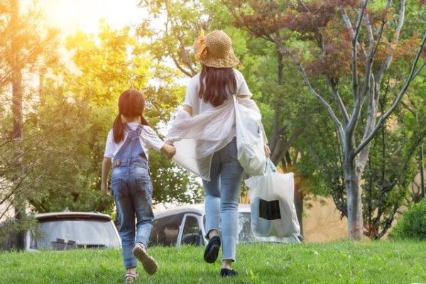 高速上妈妈暴打孩子引争议