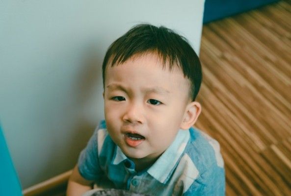 高速上妈妈暴打孩子引争议