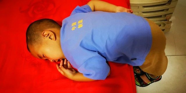 高速上妈妈暴打孩子引争议