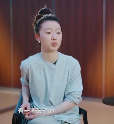 单依纯谈原生家庭破碎，网友鼓励