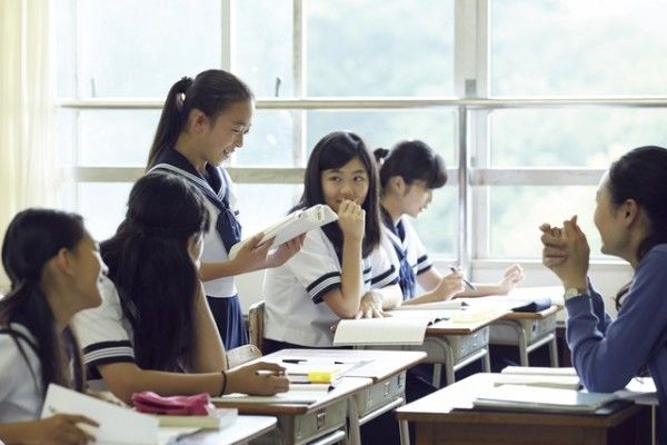 学校回应石墩加设钢管护栏