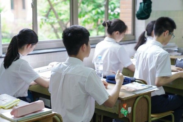 学校回应石墩加设钢管护栏