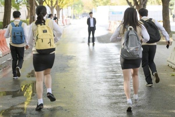 学校回应石墩加设钢管护栏