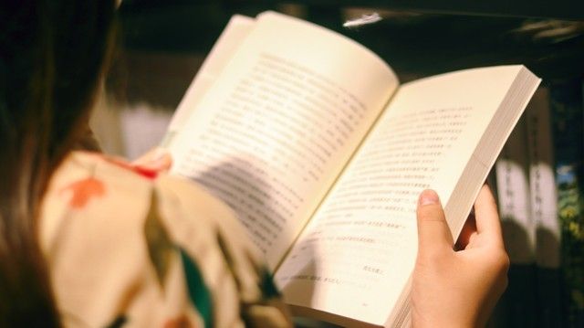 学校回应石墩加设钢管护栏