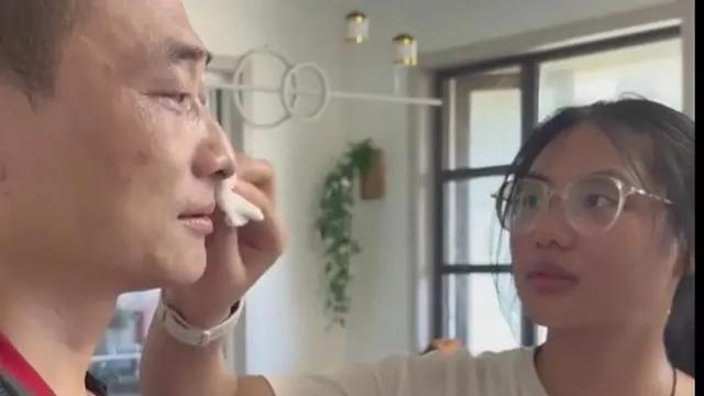高考607分女生炎夏帮父装空调