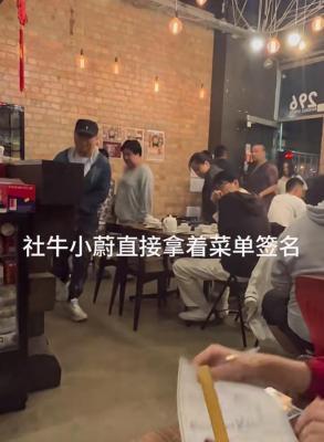 郭德纲携家人亮相墨尔本
