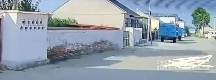 司机路口转弯闹乌龙，交警追车拦截