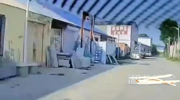 司机路口转弯闹乌龙，交警追车拦截