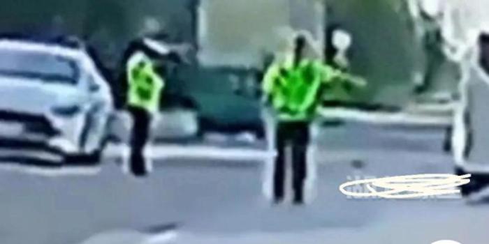 司机路口转弯闹乌龙，交警追车拦截