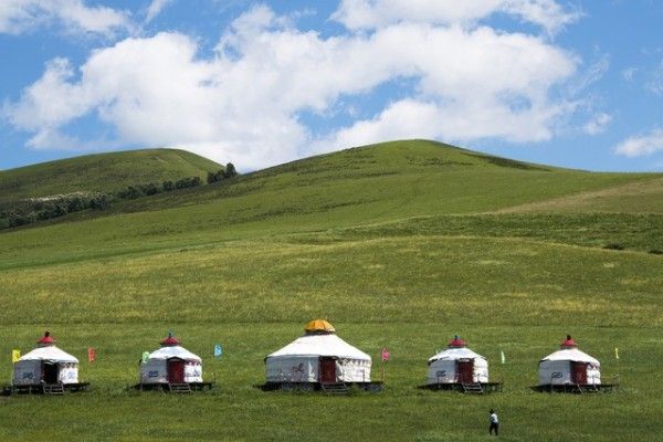 女子住蒙古包睡醒遇水淹床板