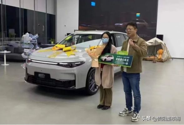 女司机礼让救护车反被卡 车企奖励新车