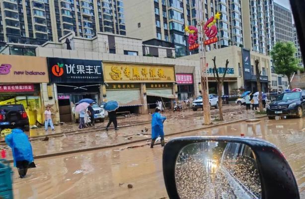 金店首饰被洪水冲走，店主称已捡回少数