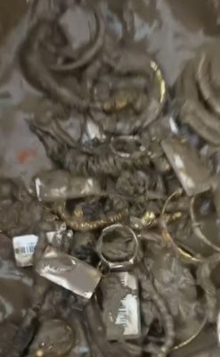 金店首饰被洪水冲走，店主称已捡回少数